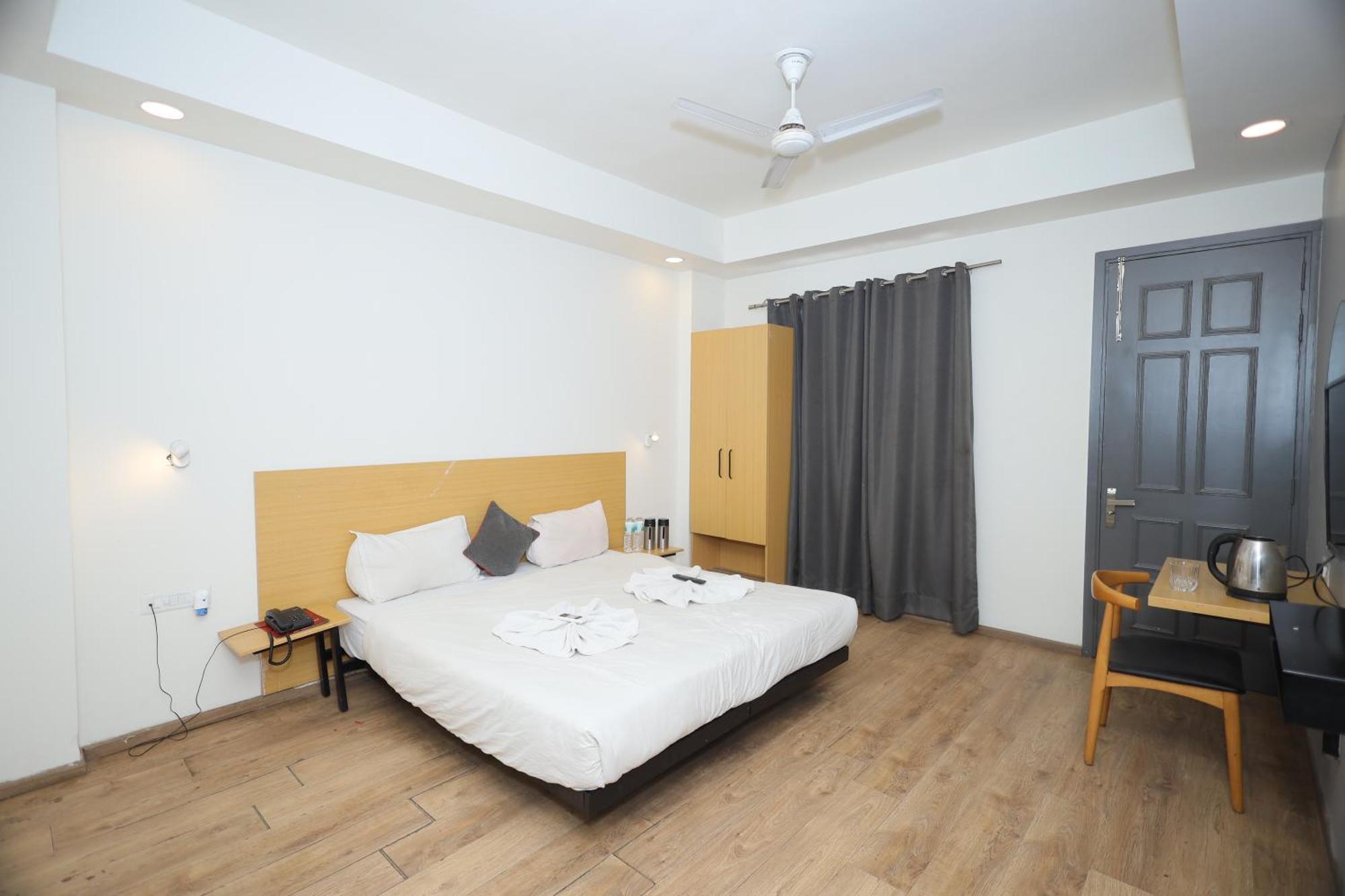 Hotel Wedlock Sector 47 Gurgaon Bagian luar foto